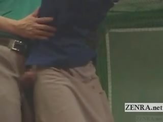 Subtitriem japānieši golfs šūpoles erekcija demonstrēšana