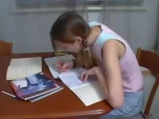 Solis brālis palīdzot pusaudze māsa ar mājasdarbs
