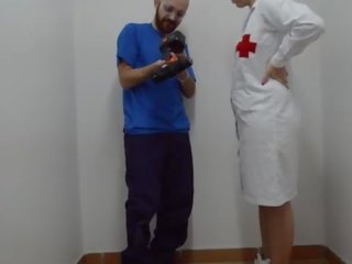 Infirmière faire première aid sur bite