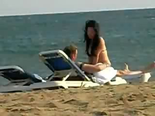 Секс на на плаж видео