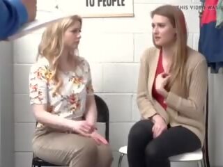 Na dva dekleta prikazuje njihovo seksi hlačke v na pisarna